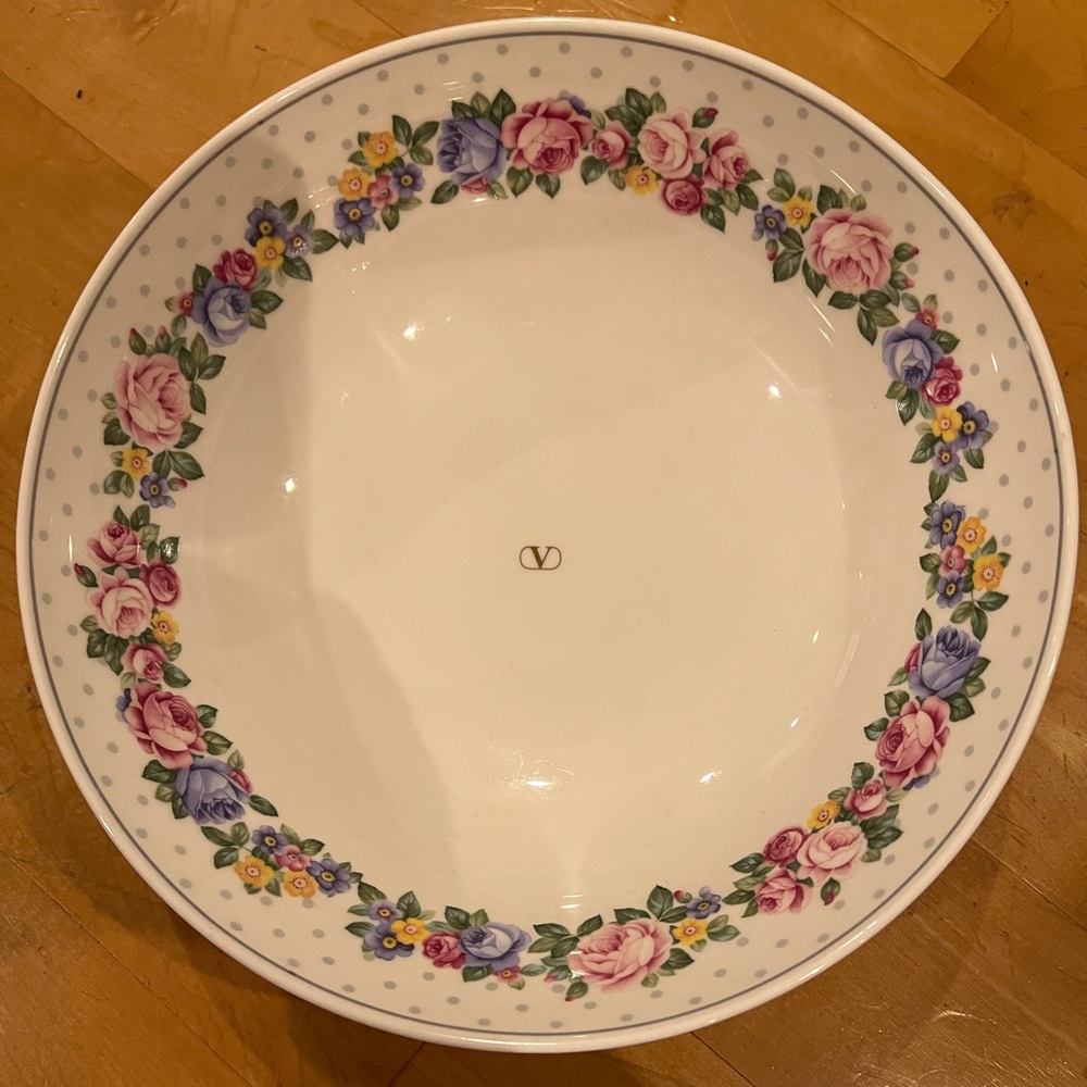 New and unused Valentino Garavani Tableware 9” bowl in Pristine condition